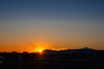 富士山のシルエットが美しい夕焼け