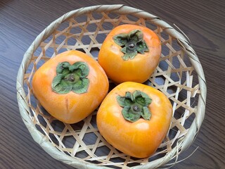 竹ざるに並ぶ新鮮な柿