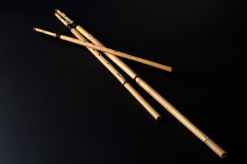 launedas strumento musicale su sfondo nero, primo piano, vista dall'alto