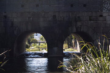 Water flows down the passage.물이 통로를 따라서 흘러내려갑니다.