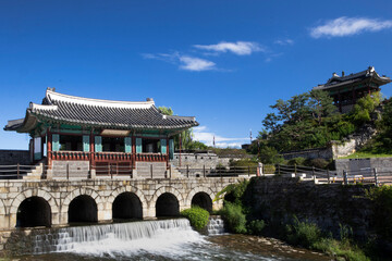 This is a waterway that was created in Suwon Hwaseong Fortress.수원화성에 있는 물길을 만든 방화수류장입니다.