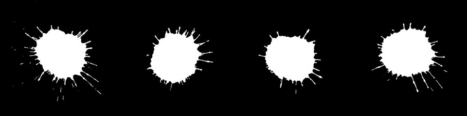 4 weisse Farbkleckse auf schwarzem Hintergrund