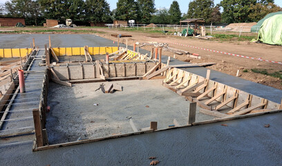 Cantiere edile per formazione di platea e travi di fondazione in cemento armato