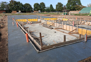 Cantiere edile per formazione di platea e travi di fondazione in cemento armato