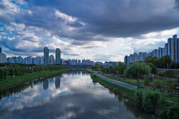 Obraz premium 구름이 있는 서울 풍경 