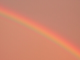 Der Regenbogen bei Sonnenaufgang