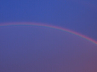 Der Regenbogen bei Sonnenaufgang