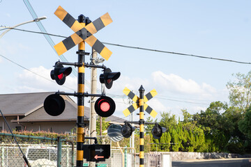 鉄道の踏切と青空。日本の風景