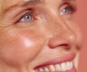 Obraz premium woman smiling close up isolated image