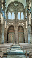 Obraz premium Bancos de madera en un ala de la catedral de Santiago de Compostela, España