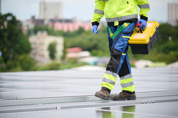 Worker holding a toolbox and inspecting the solar panel on rooftop © offsuperphoto