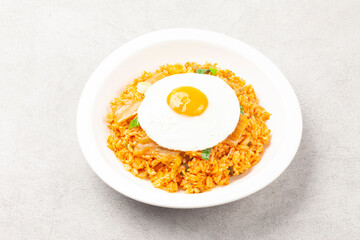  쌀밥에 김치, 야채 따위를 잘게 썰어 넣고 기름에 볶아 만든 밥.
Rice made by...