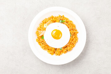  쌀밥에 김치, 야채 따위를 잘게 썰어 넣고 기름에 볶아 만든 밥.
Rice made by adding finely chopped kimchi, vegetables, etc. to rice and frying it in oil.
