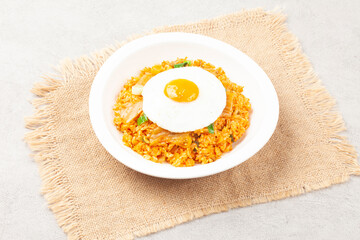  쌀밥에 김치, 야채 따위를 잘게 썰어 넣고 기름에 볶아 만든 밥.
Rice made by...