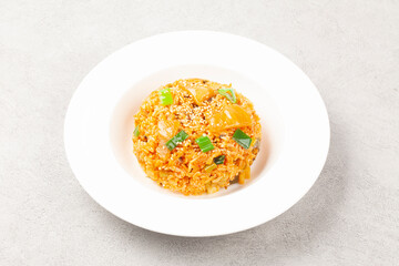  쌀밥에 김치, 야채 따위를 잘게 썰어 넣고 기름에 볶아 만든 밥.
Rice made by adding finely chopped kimchi, vegetables, etc. to rice and frying it in oil.
