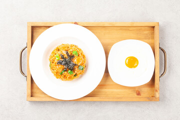  쌀밥에 김치, 야채 따위를 잘게 썰어 넣고 기름에 볶아 만든 밥.
Rice made by adding finely chopped kimchi, vegetables, etc. to rice and frying it in oil.
