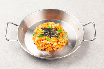  쌀밥에 김치, 야채 따위를 잘게 썰어 넣고 기름에 볶아 만든 밥.
Rice made by adding finely chopped kimchi, vegetables, etc. to rice and frying it in oil.
