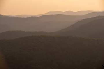 Burgruine Neuscharfeneck in Ramberg bei Sonnenuntergang im Pfälzerwald