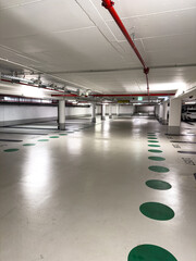 Leeres Parkhaus mit vielen Stellplätzen