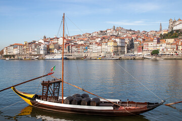 Obraz premium Rabelo, un barco tradicional que históricamente transportaba barricas de vino desde los viñedos hasta las bodegas de Oporto