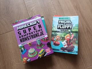 Naklejka premium Two Minecraft Books on a Wooden Surface Super Kompaktowe Konstrukcje and Friciel i Fluffy