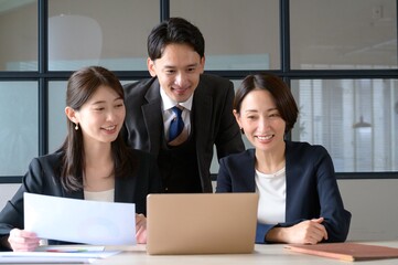 パソコンを見ながら会議をする日本人ビジネスマン