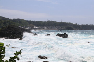 春の佐渡島。戸地の海。荒波の海岸。