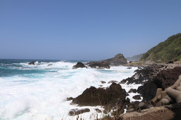 春の佐渡島。戸地の海。荒波の海岸。