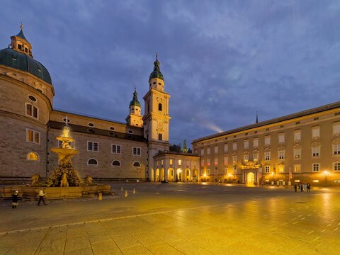 Domplatz und Salzburger Dom