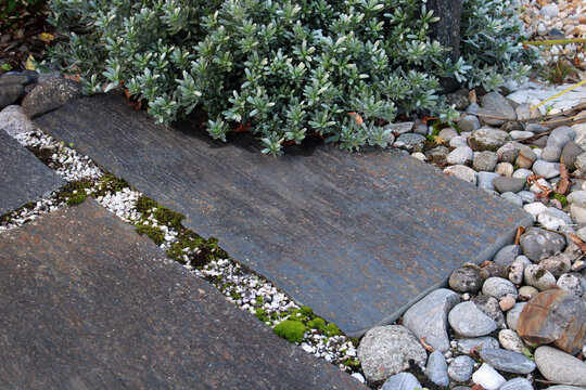 Pas japonais, dalle design moderne en ardoise dans le jardin