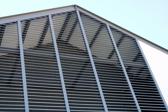 Structure de b&acirc;timent moderne en acier, lames verticales en aluminium