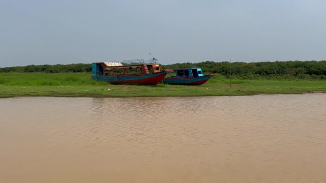 Lancha motora navegando hacia el lago Tonle Sap en Camboya