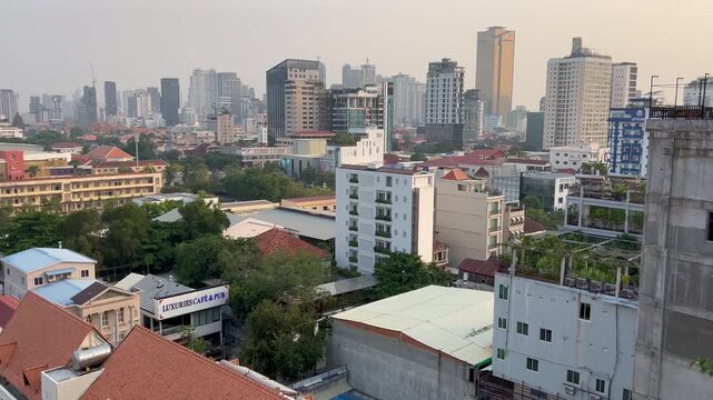 Vista a&eacute;rea de la ciudad de Phnom Penh y los jardines del Palacio Real, Camboya