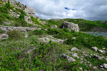 felsiges Ufer des Kleinen Prespa-Sees in Albanien // rocky landscape at Small Prespa Lake in Albania 