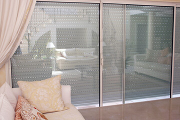 Store volet roulant automatique blanc sur porte fenêtre coulissante