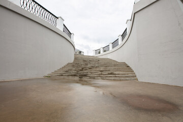 Obraz premium Stairs leading upward in a tranquil outdoor setting surrounded by elegant architecture