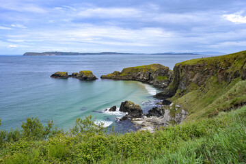 Küste in Nordirland mit Bucht und Atlantik