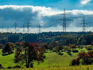 Obraz premium Strommasten in herbstlicher Landschaft
