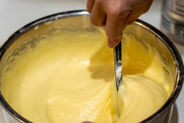 ケーキ作り_生地を混ぜる