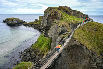 Landschaft mit Hängebrücke in Nordirland