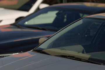 Obraz premium reflective polished vehicle closeup, gleaming car mirrors detailed cityscape reflections in closeup, highly polished vehicle exhibits intricate reflections of city skyline and sky in detailed closeup