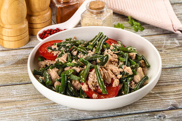 Salad with canned tuna and beans