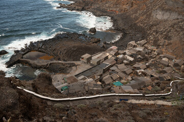 Casas de piedra y piscinas naturales en el Pozo de las Calcosas, isla de El Hierro