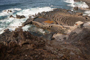 Casas de piedra y piscinas naturales en el Pozo de las Calcosas, isla de El Hierro
