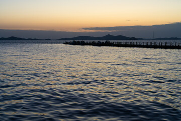 Obraz premium tranquil seascape with the pier after sunset