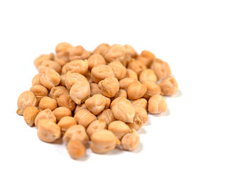 Kichererbsen, Cicer arietinum,vor weißem Hintergrund