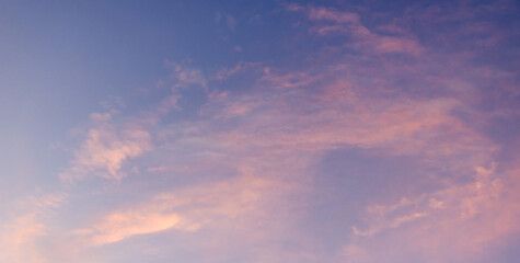 Obraz premium A serene sky scene featuring soft pink clouds and a tranquil blue-pink gradient