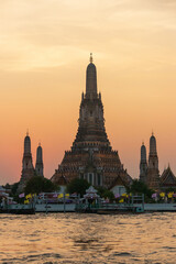 Obraz premium Wat Arun Ratchawararam Ratchawaramahawihan or Wat Arun (Temple of Dawn) is a Buddhist temple along the Chao Phraya river at twilight in Bangkok, Thailand.