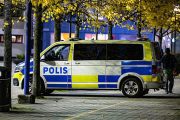 Policja szwedzka - radiowóz na patrolu w mieście.  © FotoDax