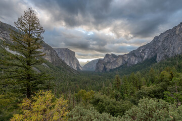 Obraz premium Views of Yosemite National Park from Yosemite Valley during autumn.